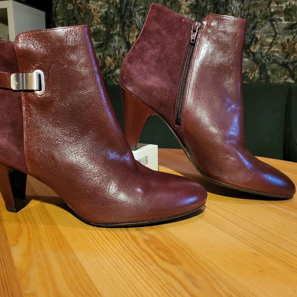Naturalizer Women's Booties size 10. Color red wine.